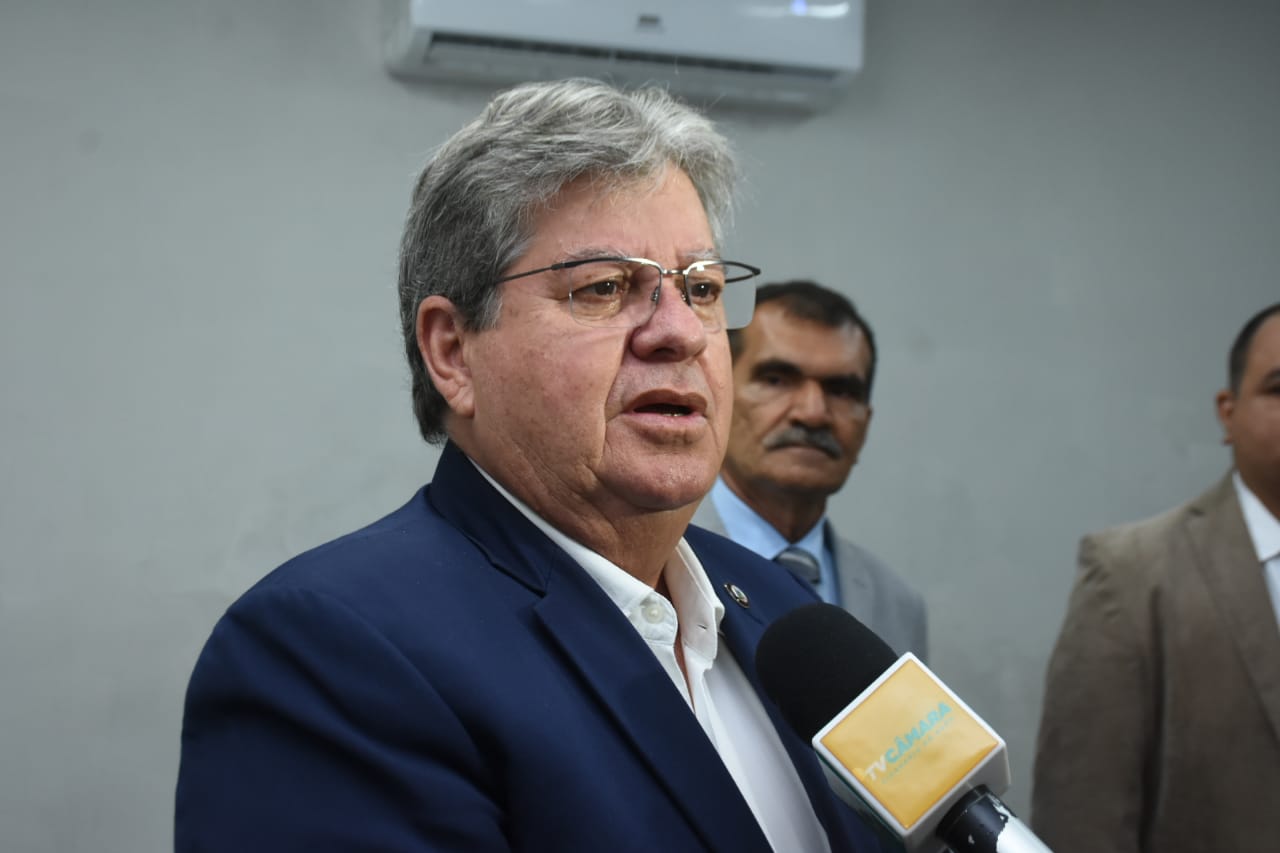 Acompanhe ao vivo a sabatina com o candidato ao governo do Estado João  Azevedo - CMJP